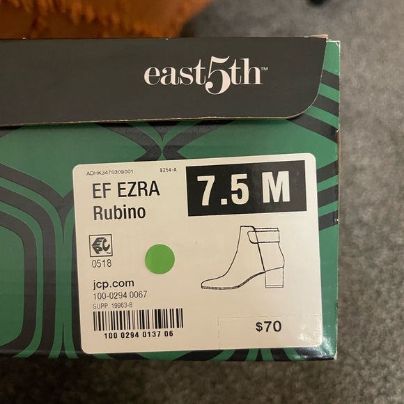 Women’s red heeled boots - Picture 3 of 3